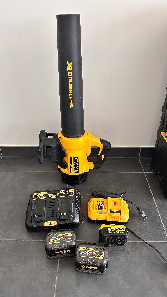 SET: 2xDewalt flexvolt,18V batterij, 2 laders en bladblazer, Doe-het-zelf en Bouw, Ophalen, Gebruikt