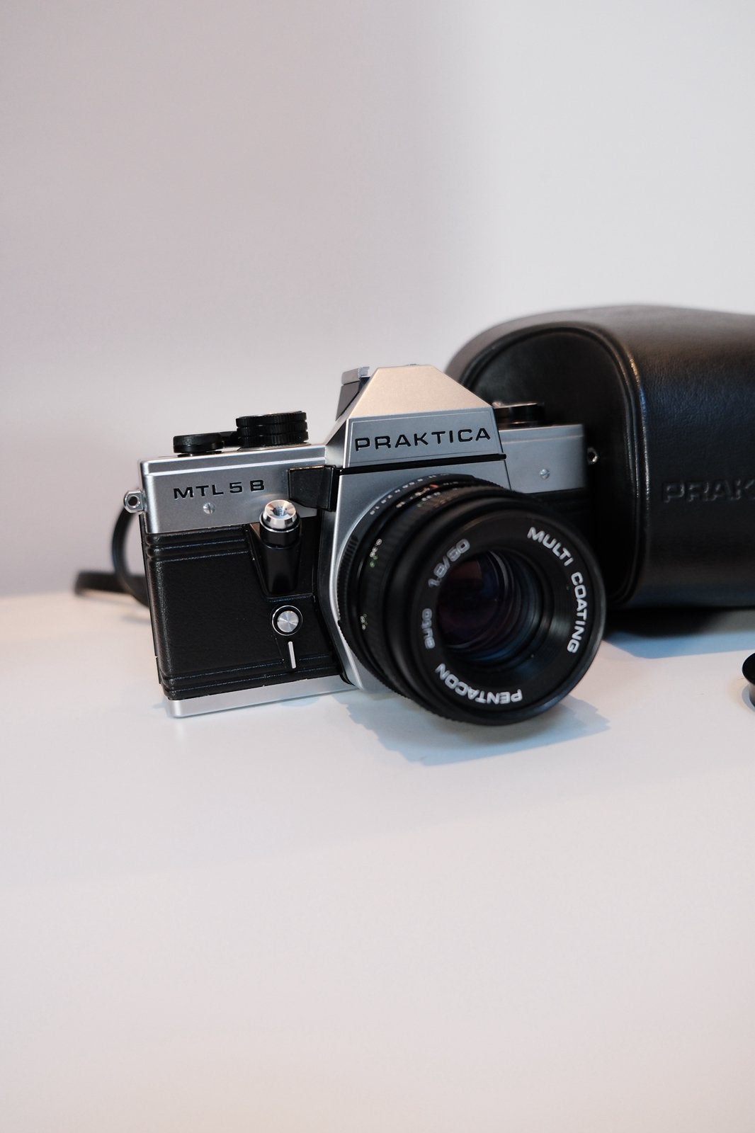 Praktica MTL 5 B avec étui d'origine et  Pentacon 1.8/50, TV, Hi-fi & Vidéo, Enlèvement ou Envoi, Comme neuf, Reflex miroir, Autres Marques