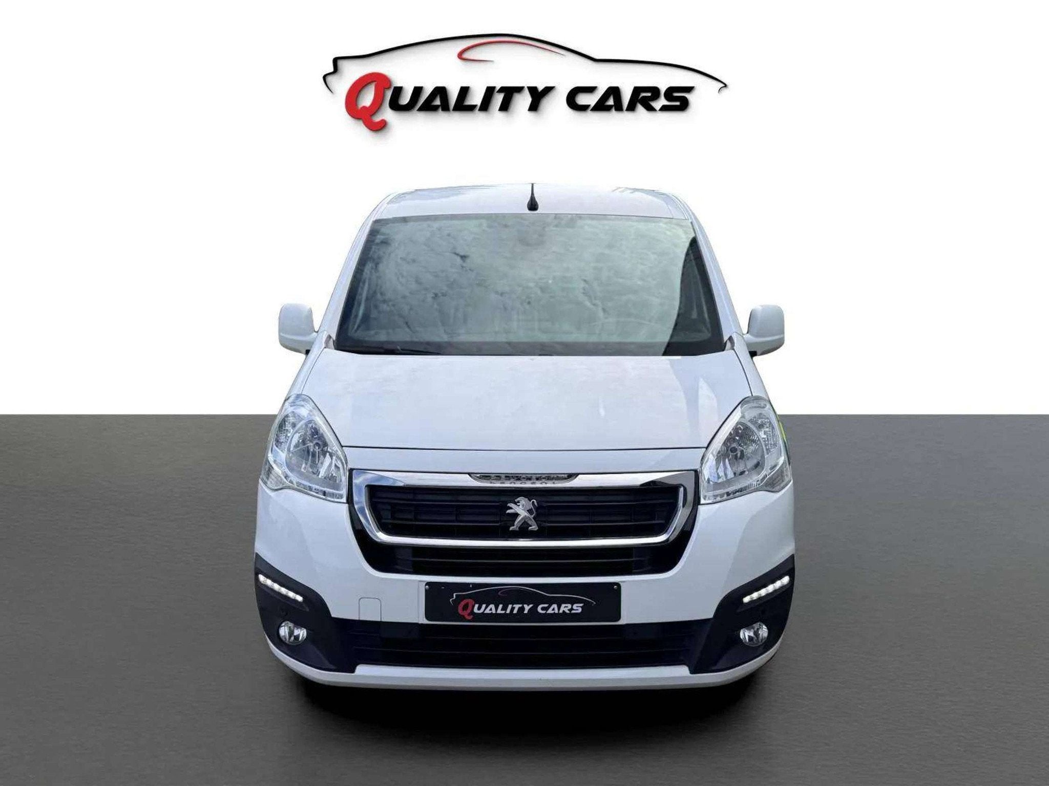 Peugeot Partner 1.2i | 97.000 KM | Navi | Rolstoelwagen | PM, Monovolume, Gebruikt, Euro 6, Elektrische ramen