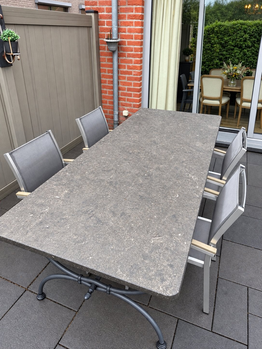 Onderhoudsvriendelijke arduinen tuintafel met vier stoelen., Ophalen, Gebruikt, Aluminium, Tuinset