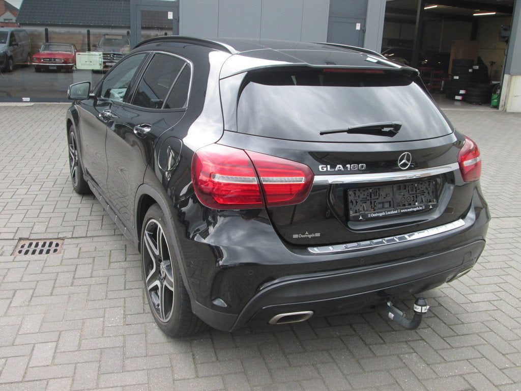 Mercedes-Benz GLA 180 AMG NACHTPAKKET TREKHAAK LED NAVI, 122 pk, Gebruikt, 4 cilinders, Alcantara