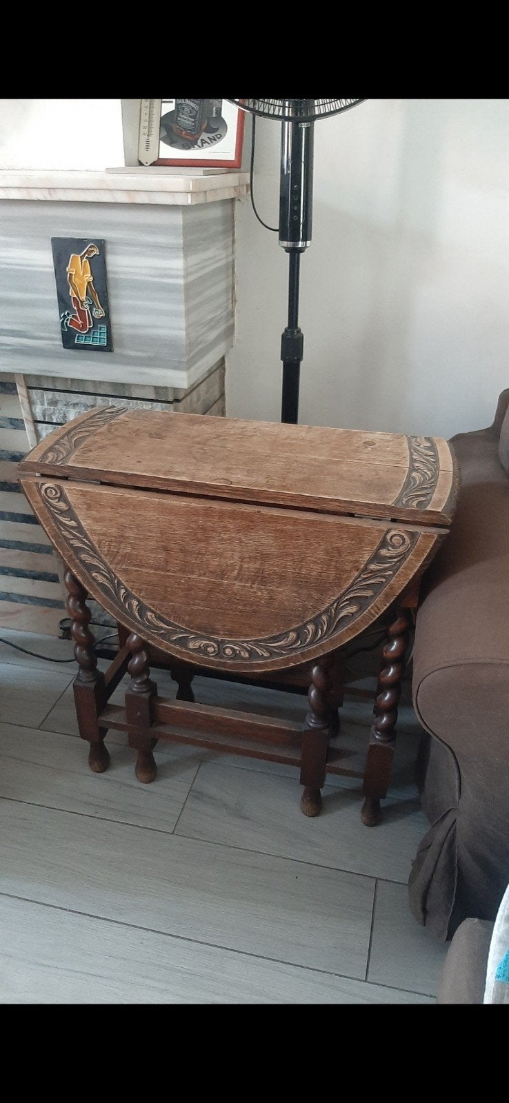 Table ancienne, gravée, pied torsadee, Enlèvement