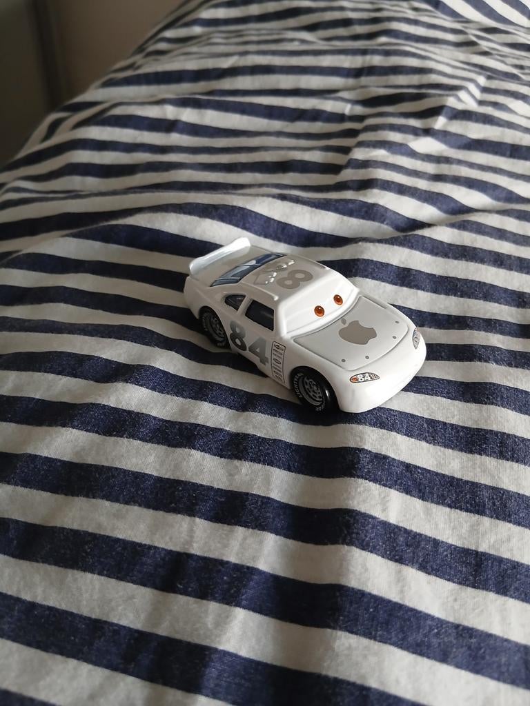 Fake apple car., Enlèvement ou Envoi, Autres personnages, Comme neuf, Statue ou Figurine