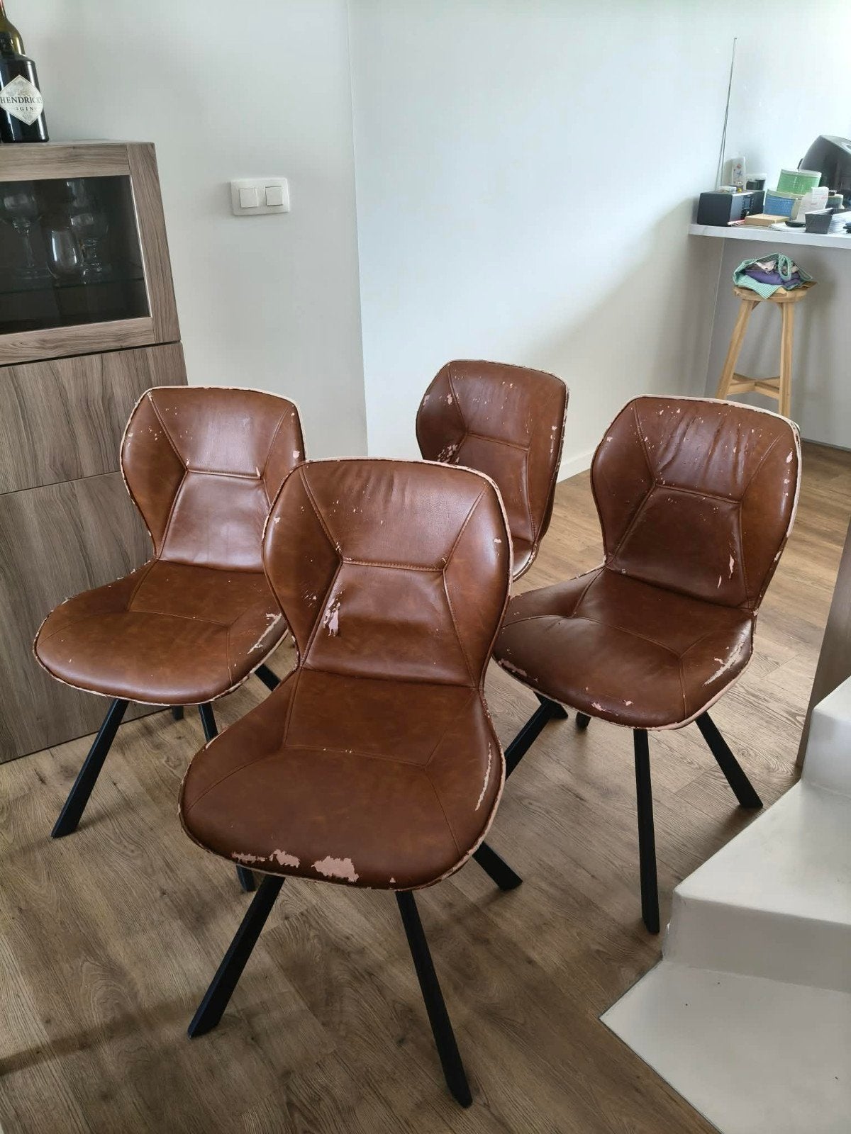 4 Design stoelen met wat werk, Ophalen