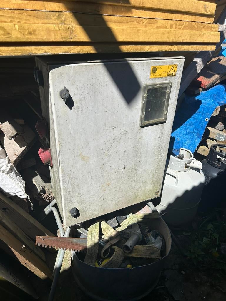 Armoire de chantier sur socle + 2 câbles de 25 m, Bricolage & Construction, Chauffe-eau & Boilers, Enlèvement, Comme neuf