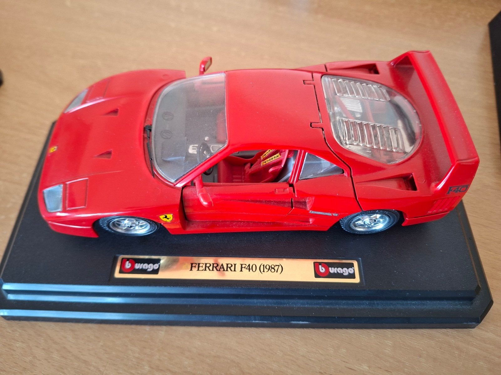 Bburago Ferrari F40 (1987) 1:18 schaalmodel rood op display, Hobby & Loisirs créatifs, Enlèvement ou Envoi, Comme neuf, Voiture
