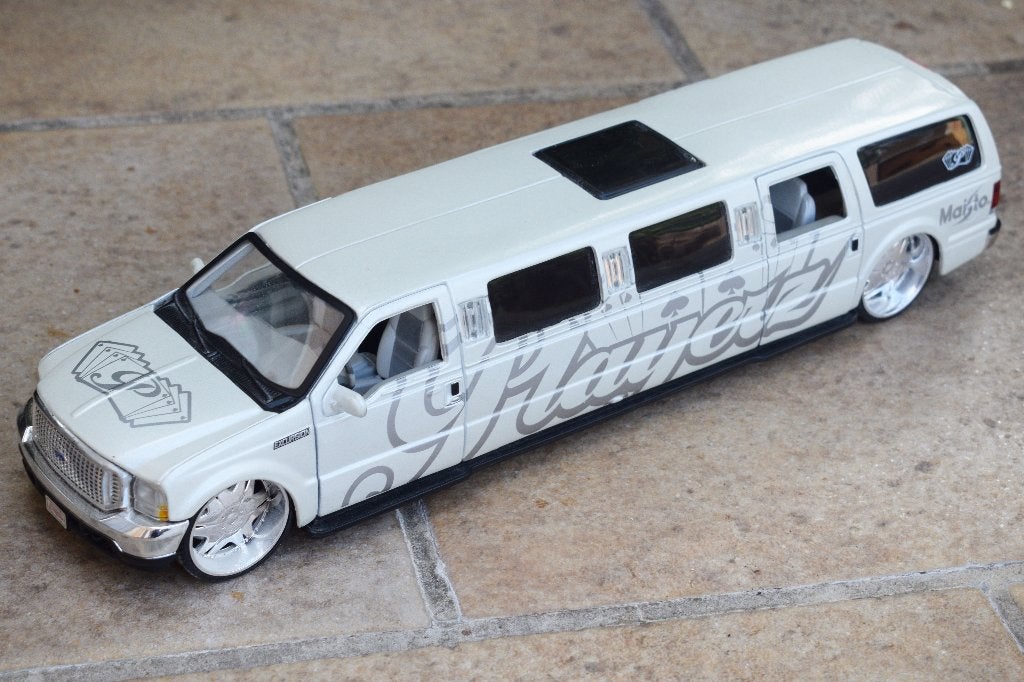 miniature automobile limousine maisto 1:24 ford blanche, Enlèvement ou Envoi, Utilisé, Maisto
