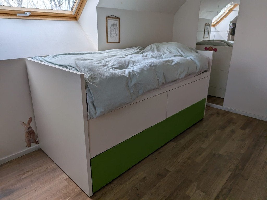 Kinderbed met onderschuifbed en bijhorend kastje, Ophalen, Gebruikt