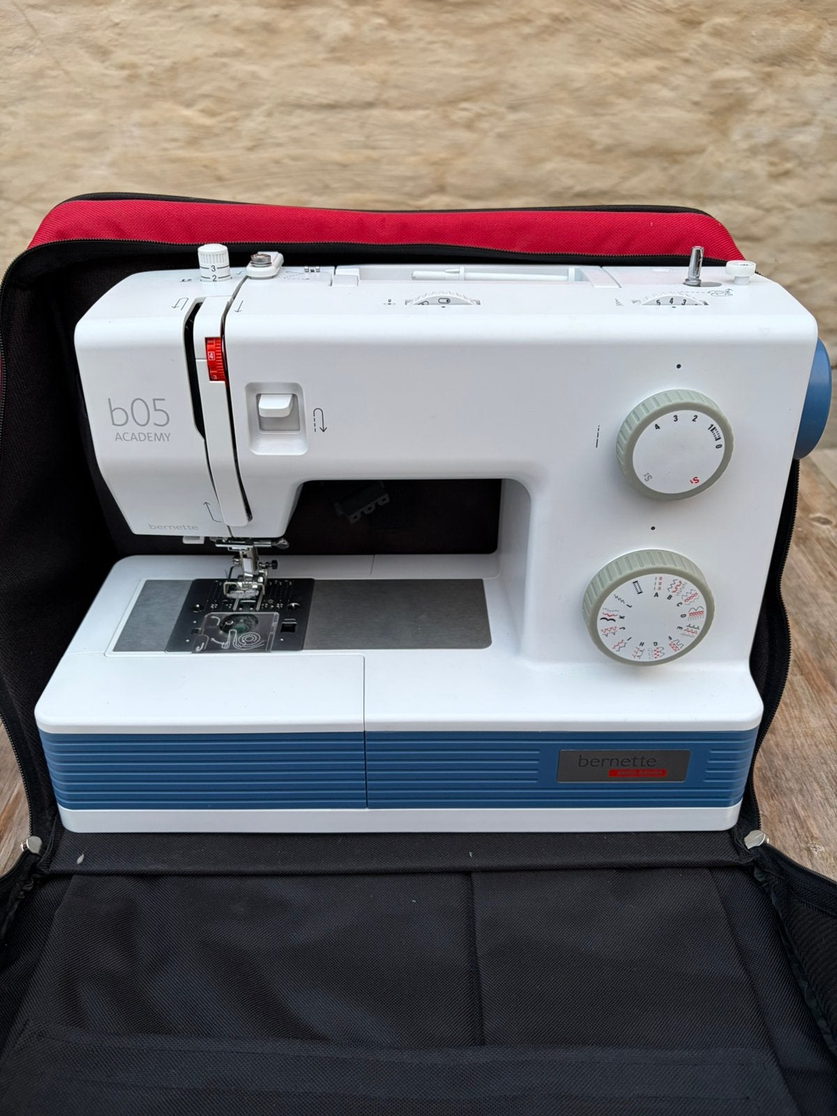 Bernette B05 Academy toute neuve, disponible immédiatement, Hobby & Loisirs créatifs, Machines à coudre & Accessoires, Enlèvement