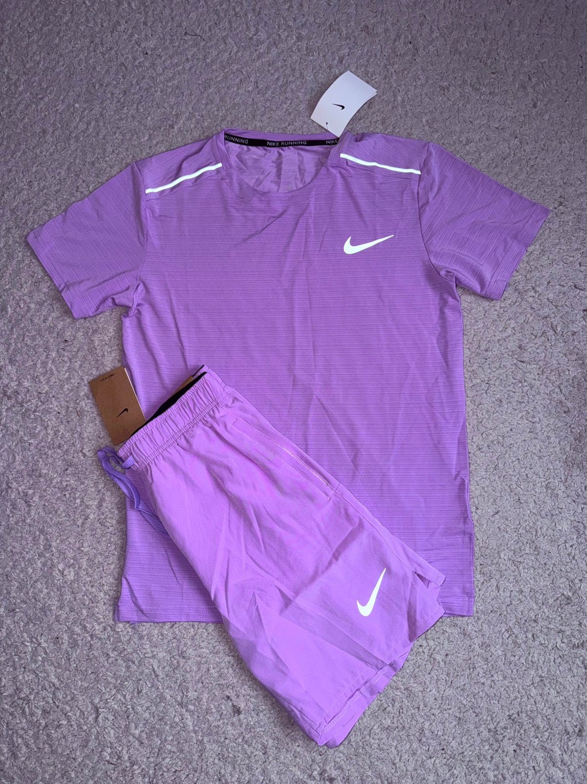 Ensemble Nike Running Short + T-Shirt Violet, Neuf, Enlèvement ou Envoi, Marche ou Plein air, Violet