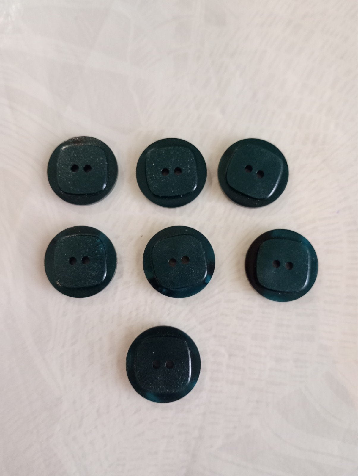 Lot de 7 boutons de couture identiques vert marbré de noir, Enlèvement ou Envoi