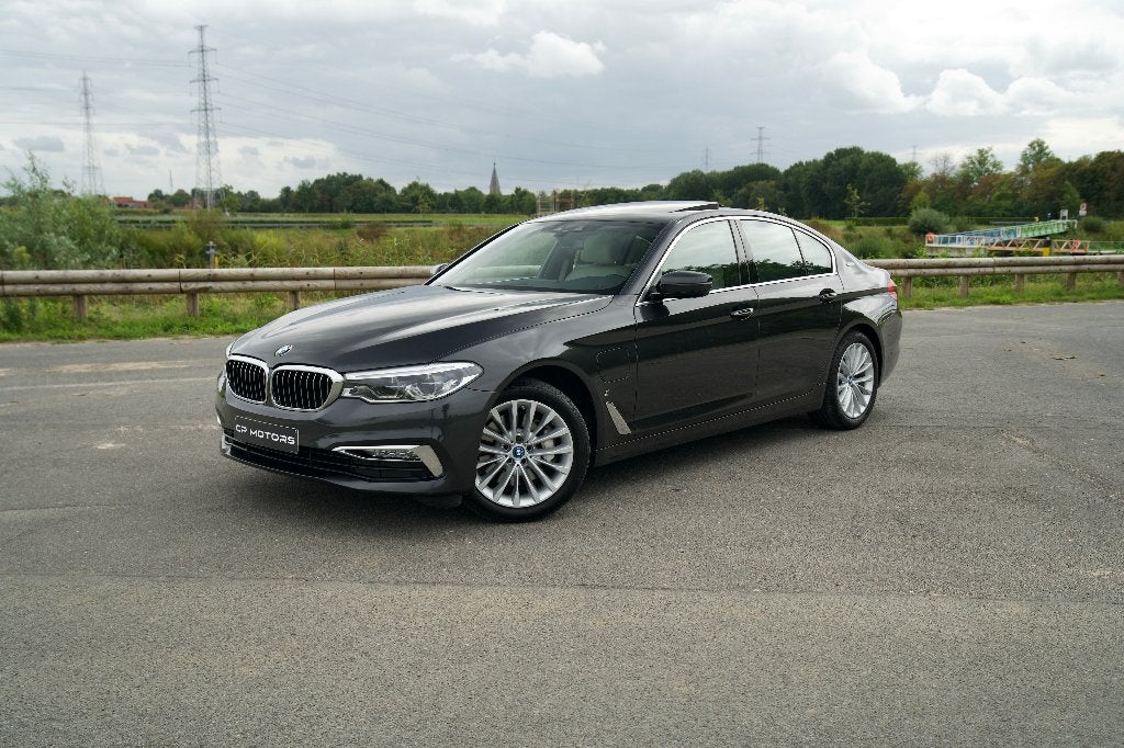 BMW 530e | CAMERA | PLUG-IN | PANO | BTW-WAGEN, Achterwielaandrijving, Parkeerassistent, 4 cilinders, Leder
