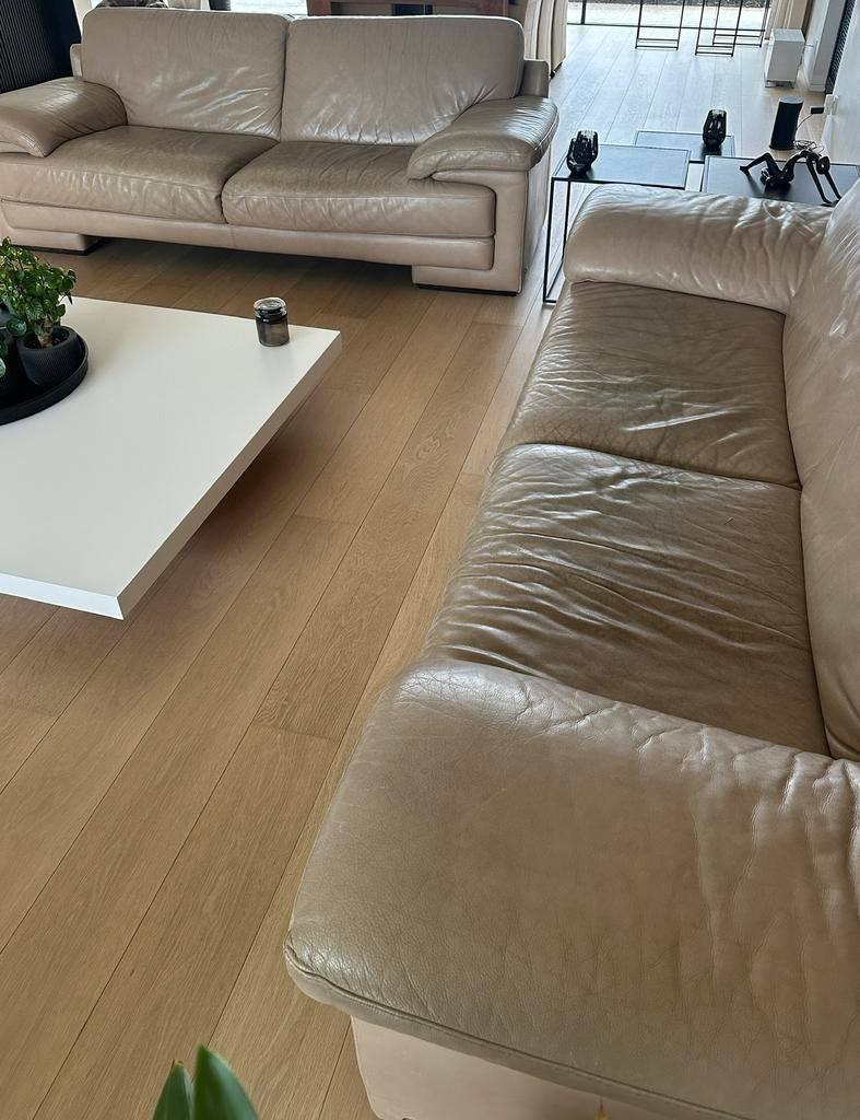2 x 3-zit lederen beige zetels van het merk Natuzzi, Ophalen, Gebruikt