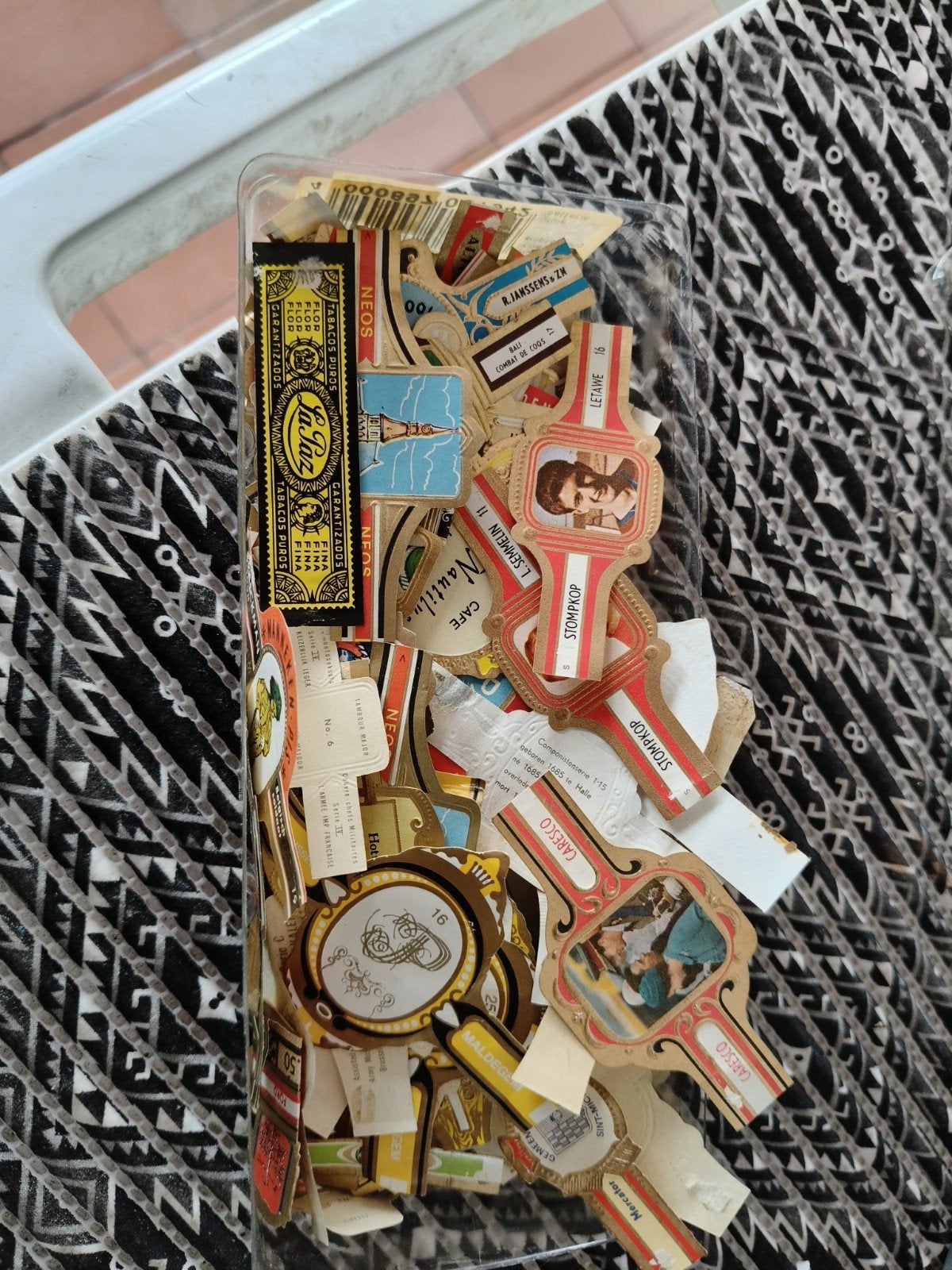doosje sigarenbandjes, Ophalen