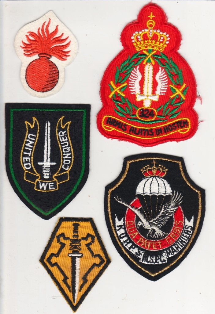 Allerlei oude militaire emblemen uit archief van fabriek, Ophalen of Verzenden, Landmacht, Embleem of Badge