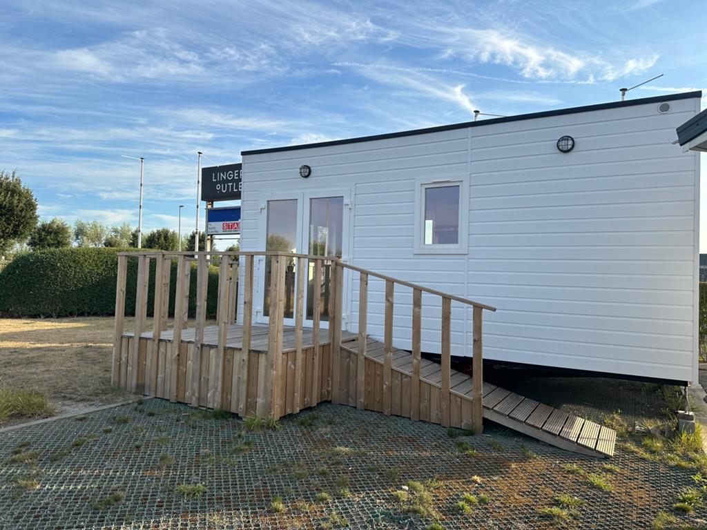 NIEUWE LUXUEUZE COMPACTE ZORGUNIT-WOONUNIT 600x370 MET TRAP, Caravans en Kamperen, Stacaravans