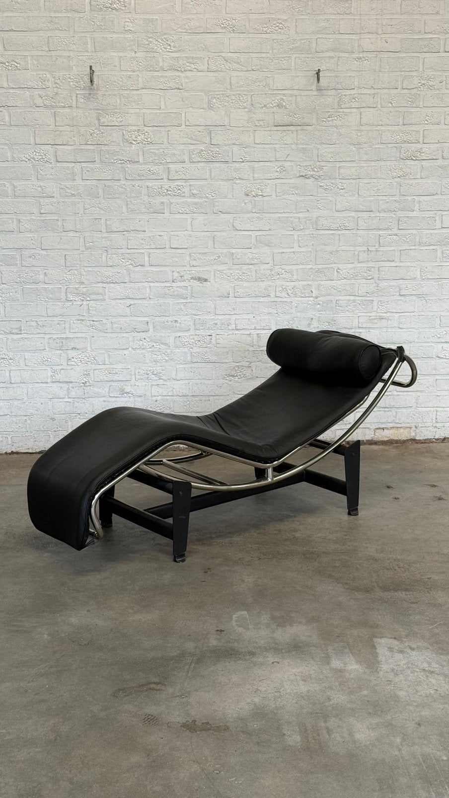 Chaise longue LC4 inspiration le corbusier Cuir noir /Chromé, Jardin & Terrasse, Chaises longues, Comme neuf, Réglable, Enlèvement
