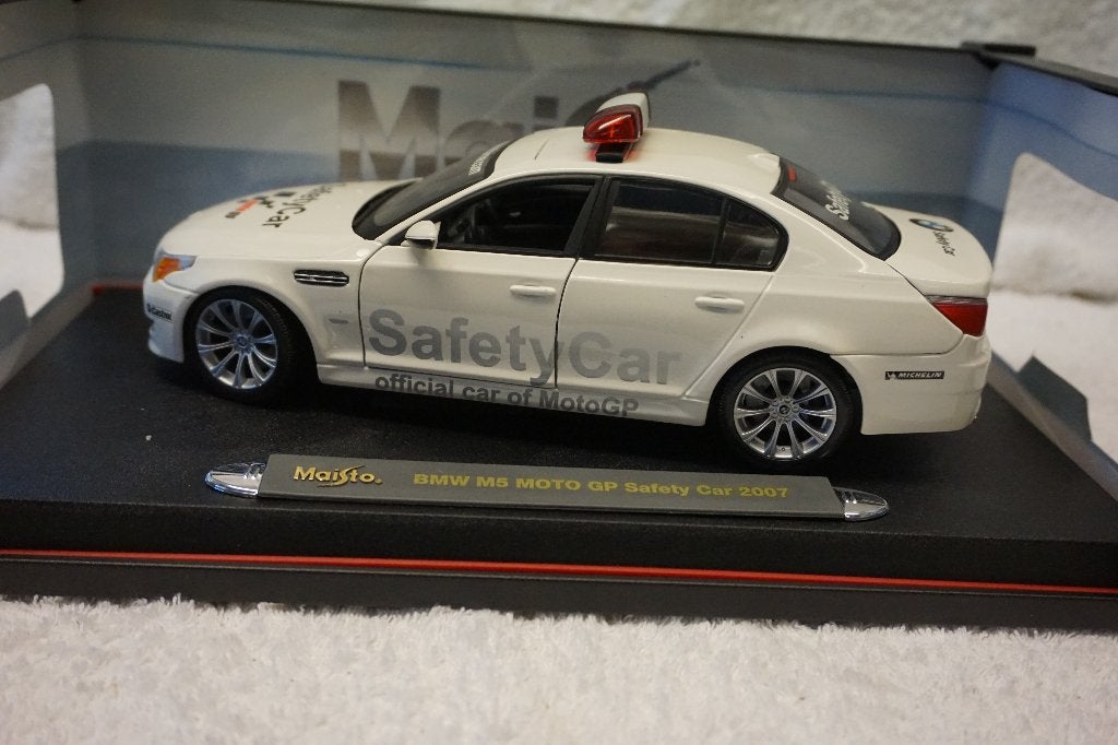 BMW M5 V10 SAFETY CAR MOTO GP 07 zeldzame witte Maisto 1:18', Ophalen of Verzenden, Zo goed als nieuw, Auto, Maisto