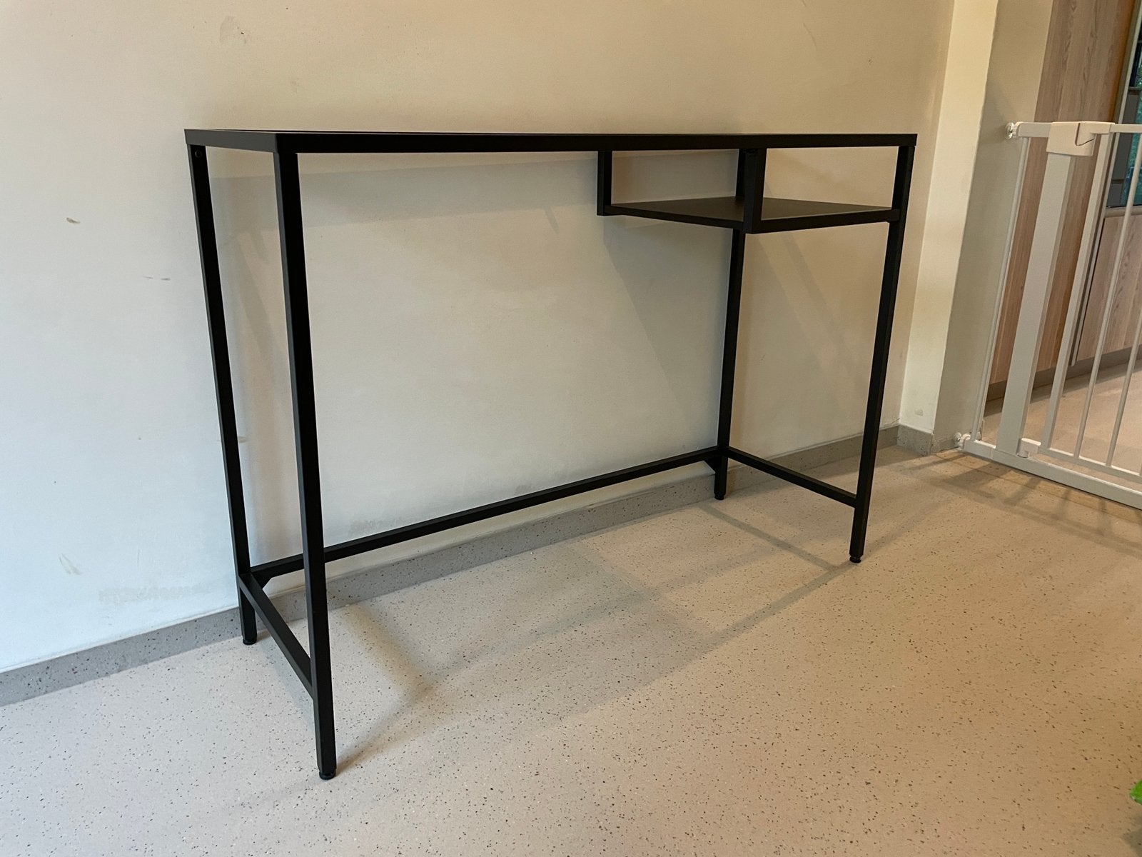 Laptoptafel / bureau / bijzettafeltje (Ikea Vittsjö), Ophalen, Zo goed als nieuw
