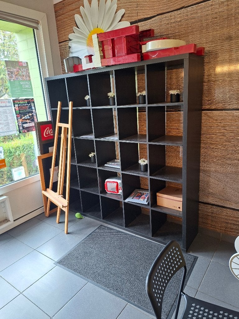Zwarte ikea kast, Enlèvement, Utilisé, Avec tablette(s)