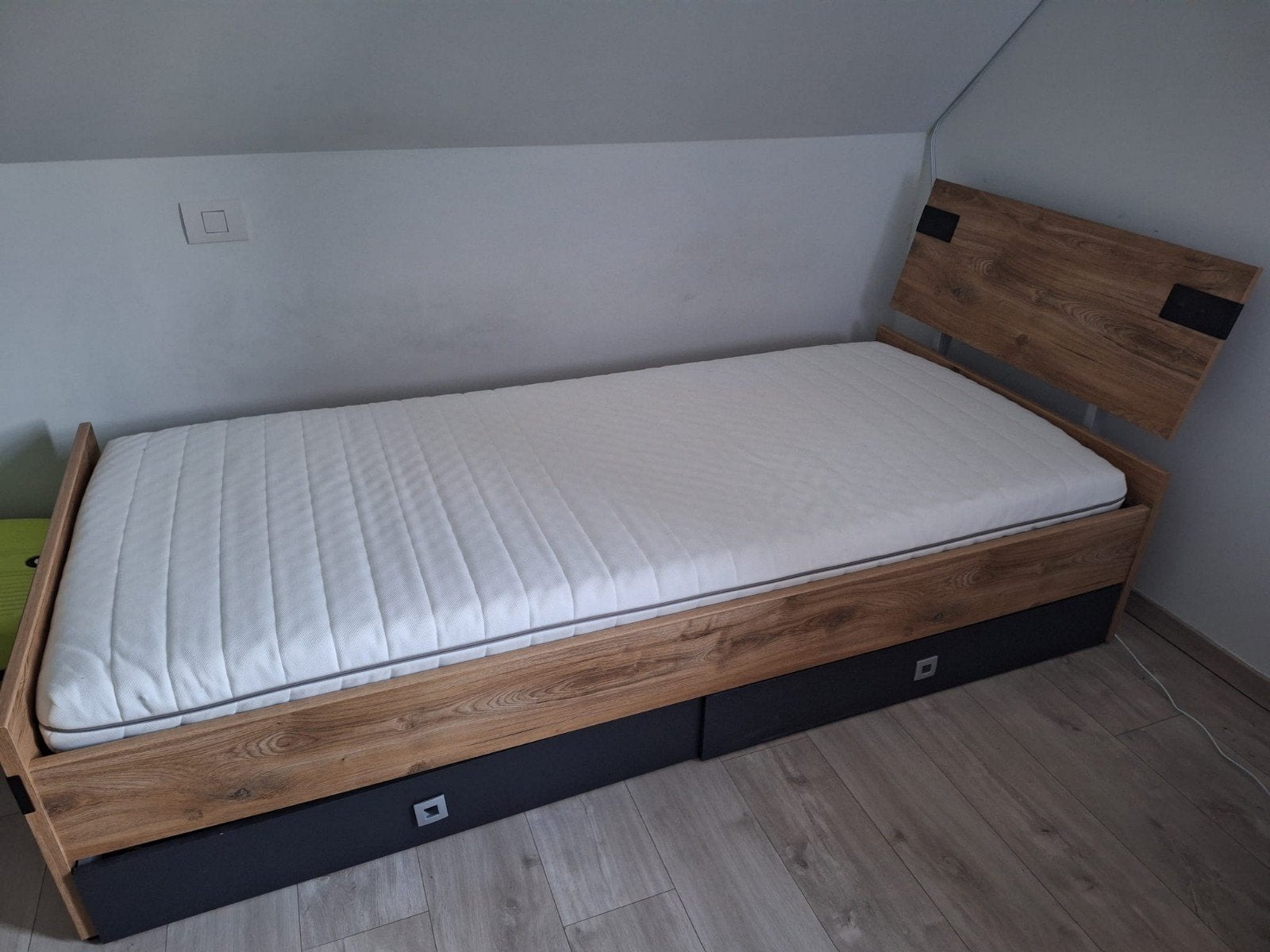 eenpersoonsbed te koop. houtkleur met antraciet metaal, Huis en Inrichting, Ophalen, 90 cm, Eenpersoons, Bruin