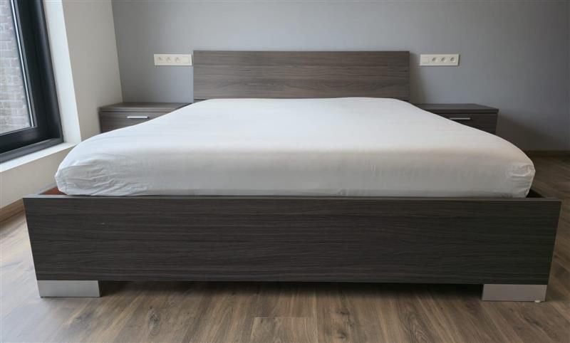 Bed met lattenbodems en nachtkastjes, Ophalen