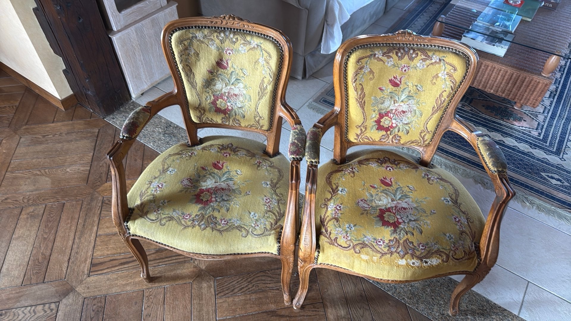 Deux chaises Louis XV, Enlèvement