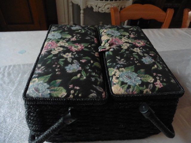 Grand sac de couture solide en osier et tissus, Hobby & Loisirs créatifs, Couture & Fournitures, Enlèvement ou Envoi, Comme neuf