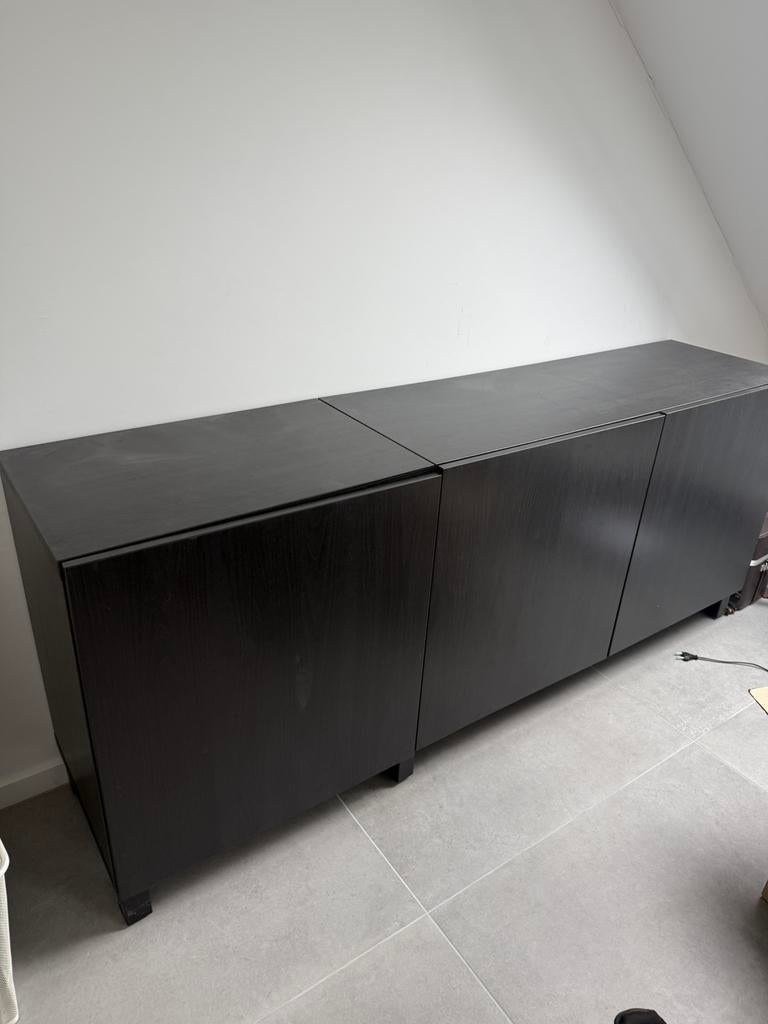 Armoire Besta gris foncé sur pieds, 25 à 50 cm, Avec porte(s), 150 à 200 cm, Enlèvement