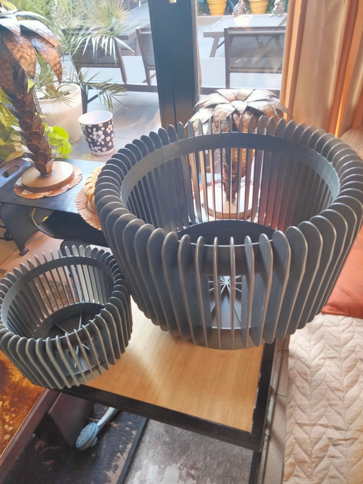 2 bloempotten in zware plastic in lamellen vorm.2 maten., Tuin en Terras, Tuinvazen, Ophalen