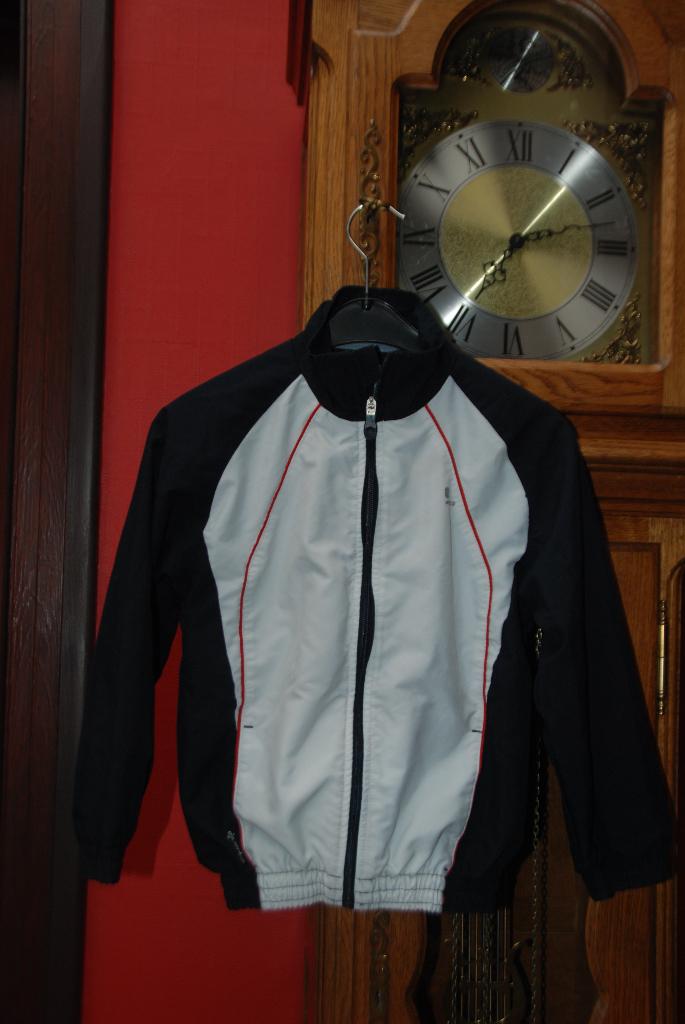 Veste Blouson de sport"Domyos de Décathlon" noir T115/124cm, Garçon ou Fille, Enlèvement ou Envoi, Utilisé, Vêtements de sport ou Maillots de bain