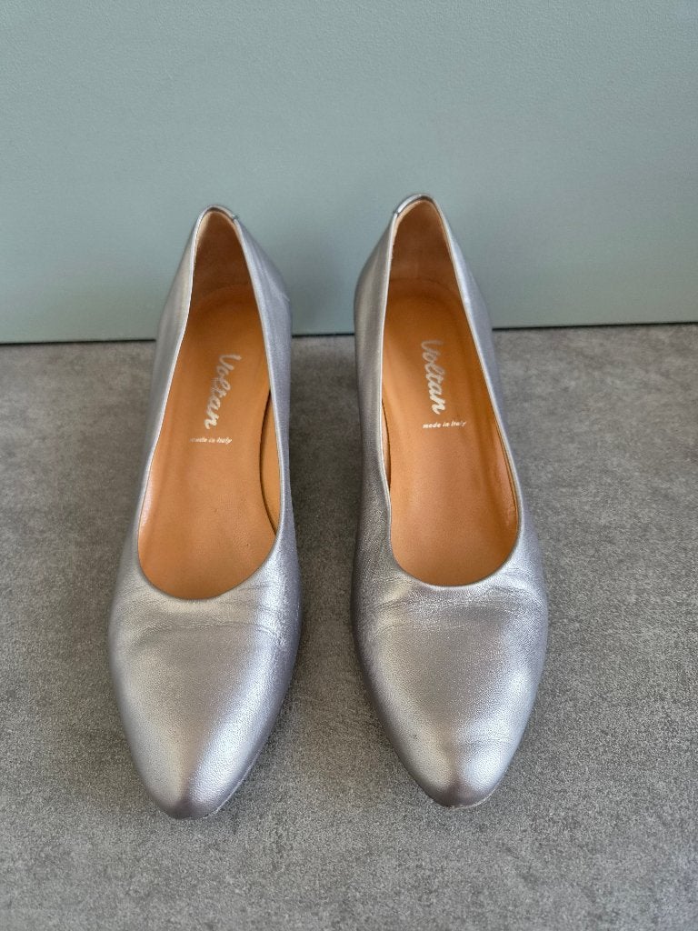 Voltan schoenen zilverkleurig maat 40,5, Kleding | Dames, Ophalen, Pumps, Overige kleuren, Voltan