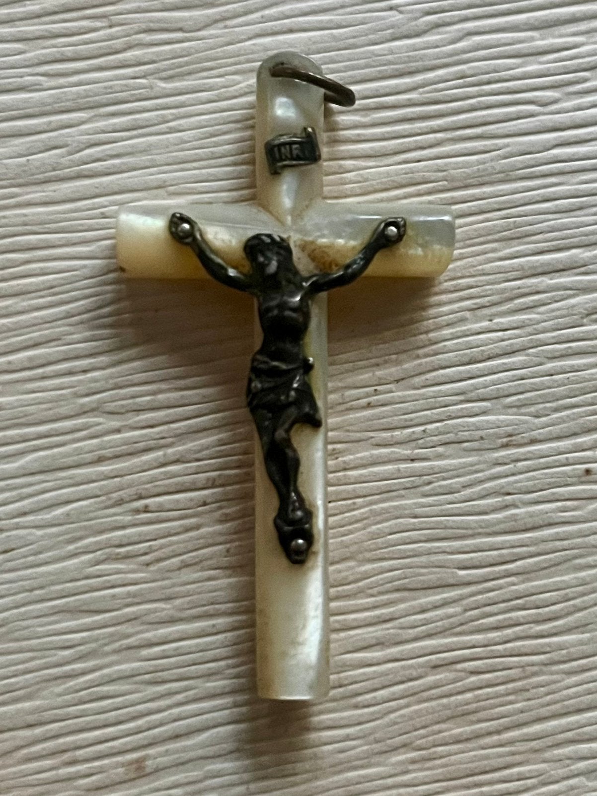 Pendentif crucifix en nacre, Enlèvement