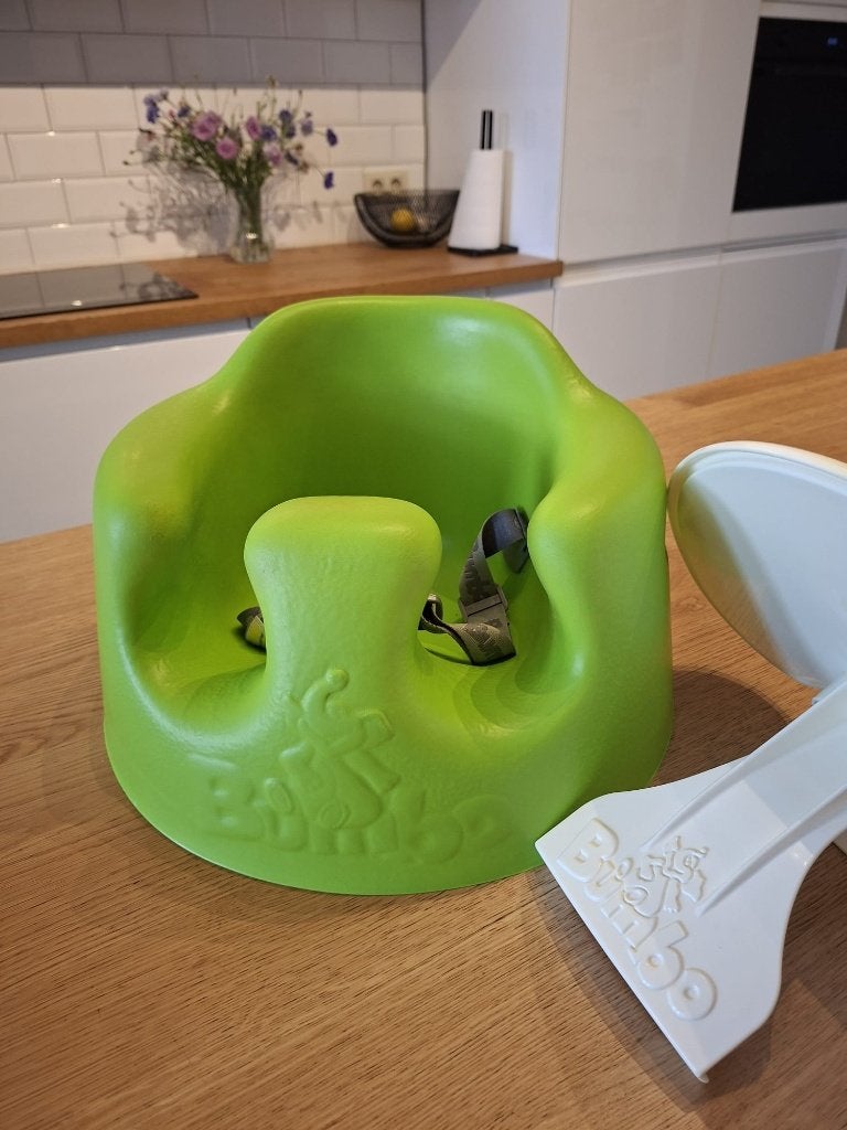 Bumbo babyzitje groen met tafeltje, Kinderen en Baby's, Ophalen, Gebruikt, Overige typen, Gordel(s)
