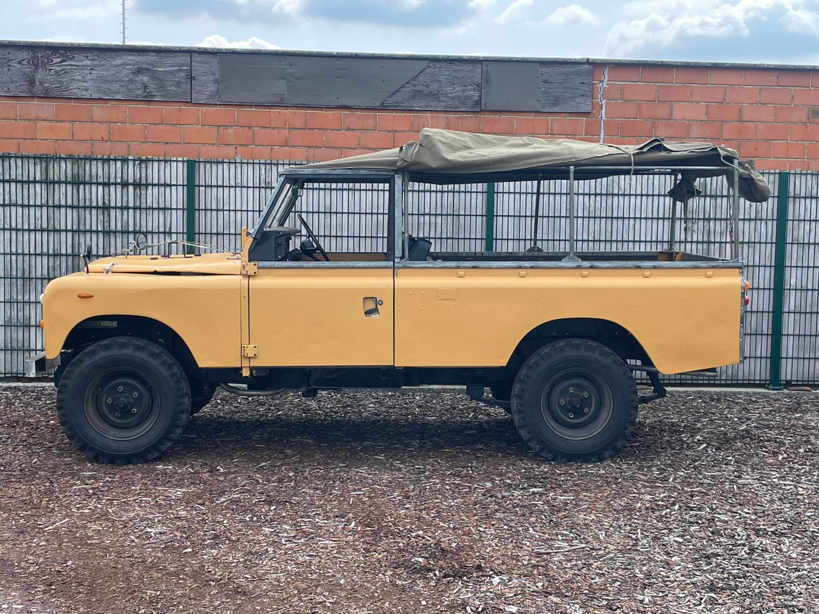 Series 3 109 (gekeurd voor verkoop), Auto's, Zwart, 4 cilinders, Geel, Vierwielaandrijving