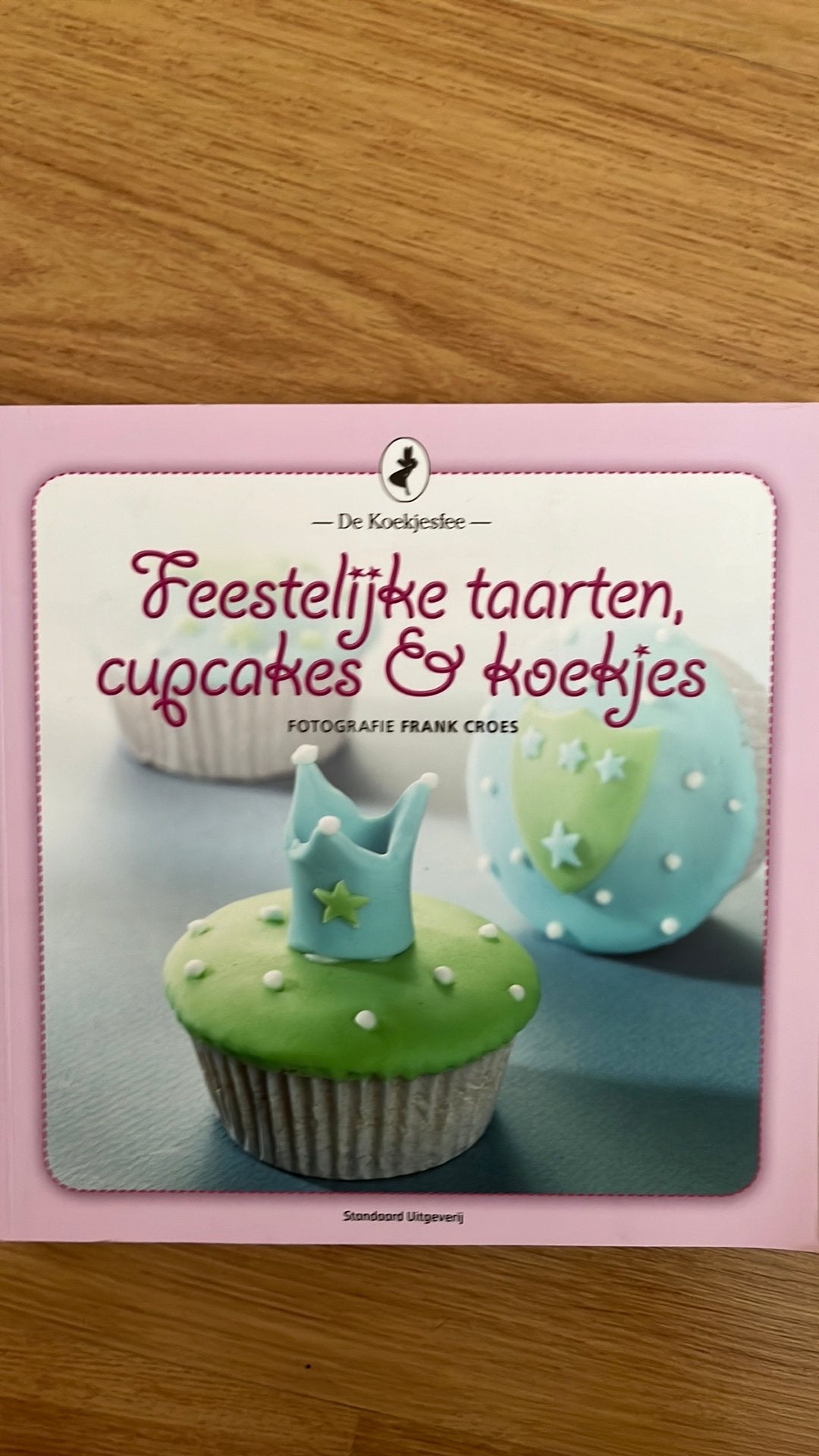Bakboek : cupcakes / taarten / koekjes, Hobby en Vrije tijd, Ophalen of Verzenden, Zo goed als nieuw, Taarten