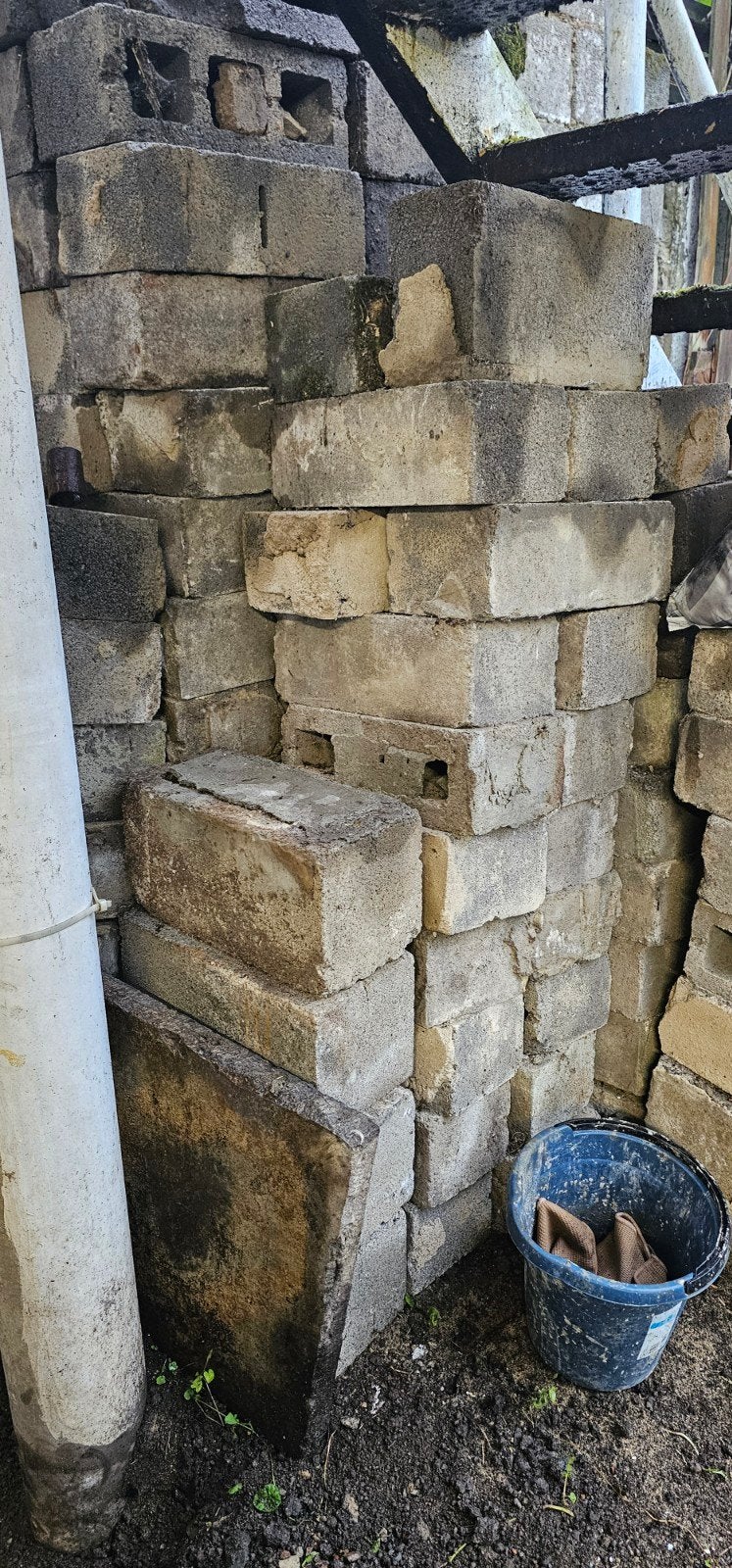 +- 150 Bloc (à nettoyer) 14cm à donner, Ophalen