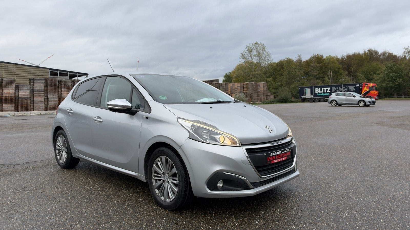 PEUGEOT 208 STYLE 1.2 BENZINE – NAVIGATIE – CRUISE CONTROL, Auto's, Stof, 1199 cc, 3 cilinders, Zilver of Grijs
