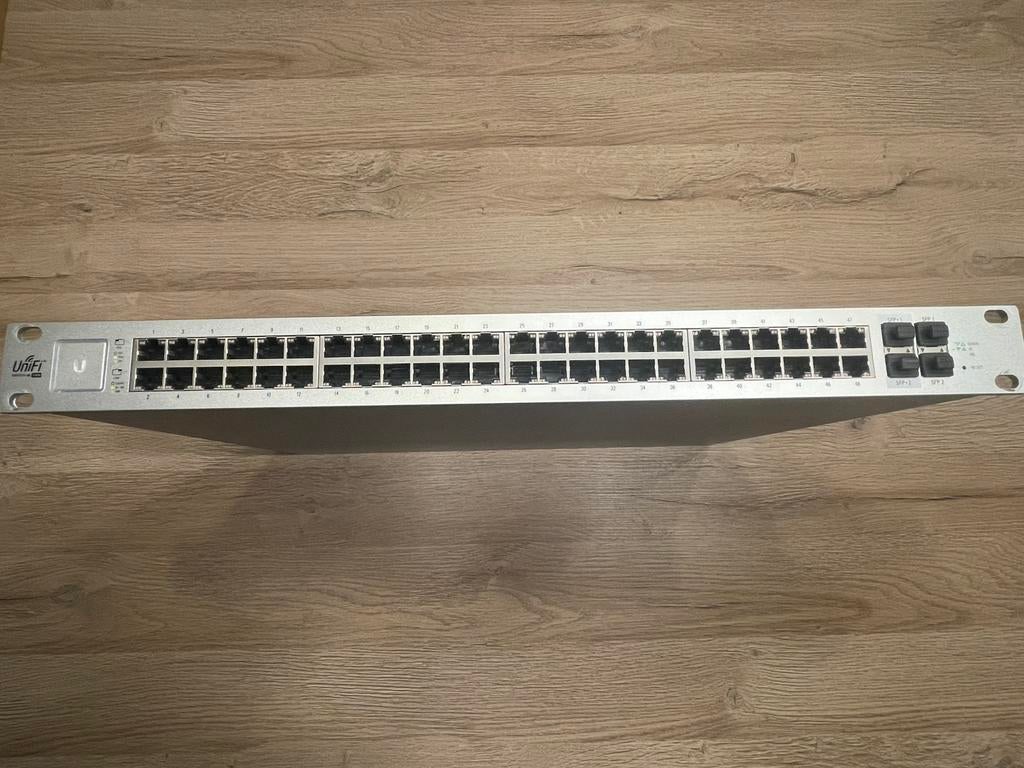 Unifi USW 48 Poe 750W, Computers en Software, Netwerk switches, Ophalen, Zo goed als nieuw