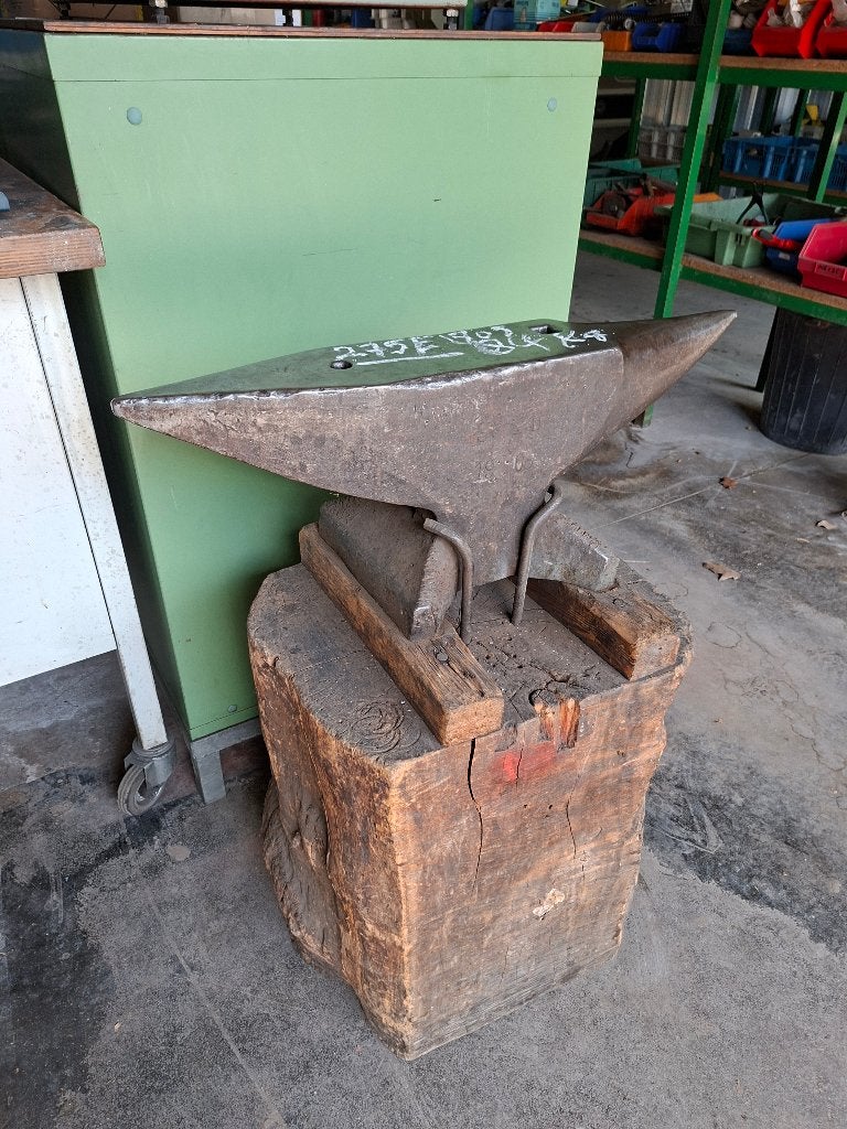 aambeeld 84 kg van bj:1908 op voet, Enlèvement, Utilisé