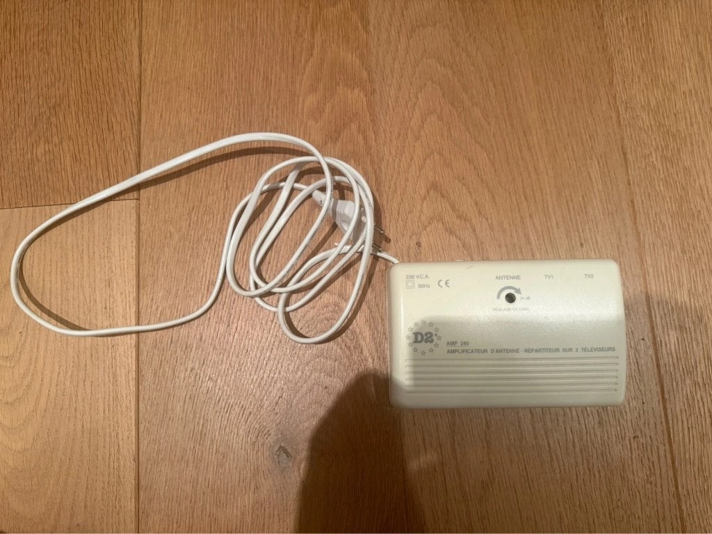 Antenneversterker tv splitter 2 tv's D2 AMP 240 24 dB, Ophalen of Verzenden, Zo goed als nieuw, Accessoires