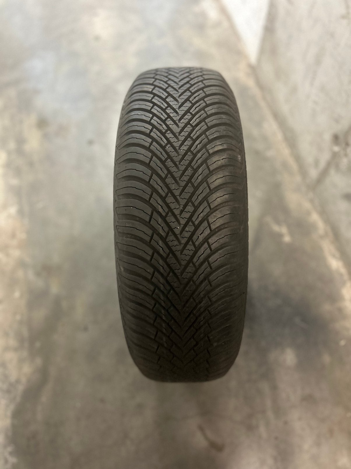 2 pneus Qutrac 185/65 R15 92H M+S — bon profil, Autos : Pièces & Accessoires, Neuf, 15 pouces, 4 Saisons, 185 mm