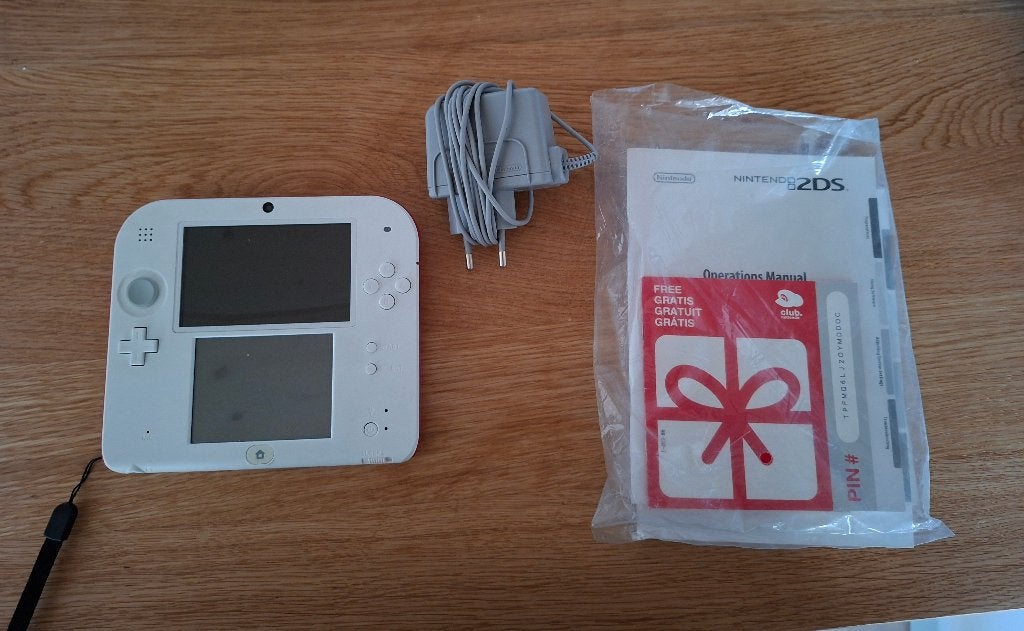 Console Nintendo 2ds Blanche + 3 jeux + housse +++++ impecc, Consoles de jeu & Jeux vidéo, Consoles de jeu | Nintendo 2DS & 3DS