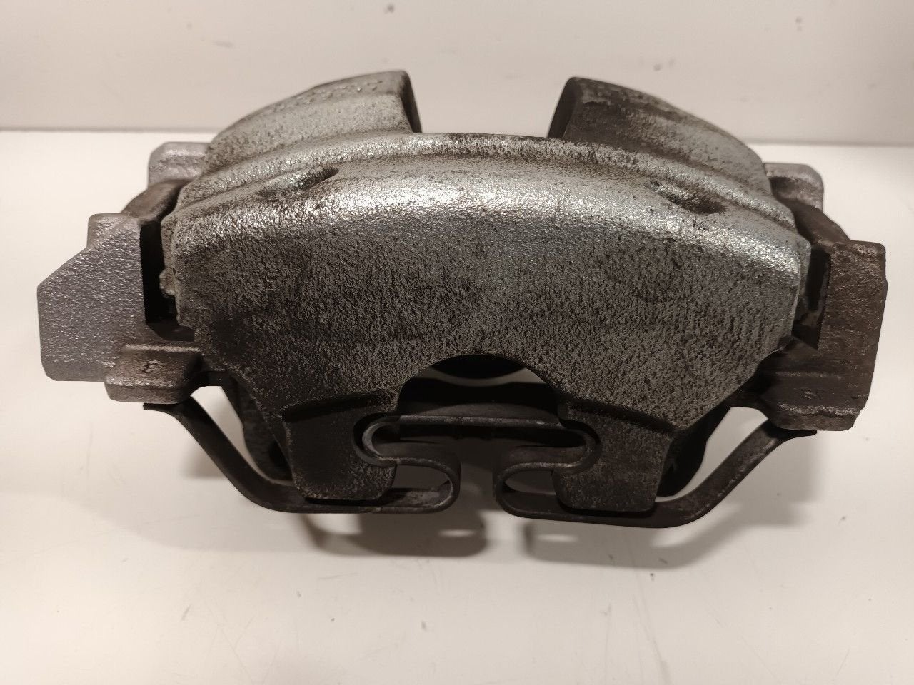 Remklauw rechts voor Volvo XC60, Onderdelen@venauto.nl, Van der Ven Autorecycling B.V., Ettenseweg 76, 4706 PB Roosendaal, The Netherlands
