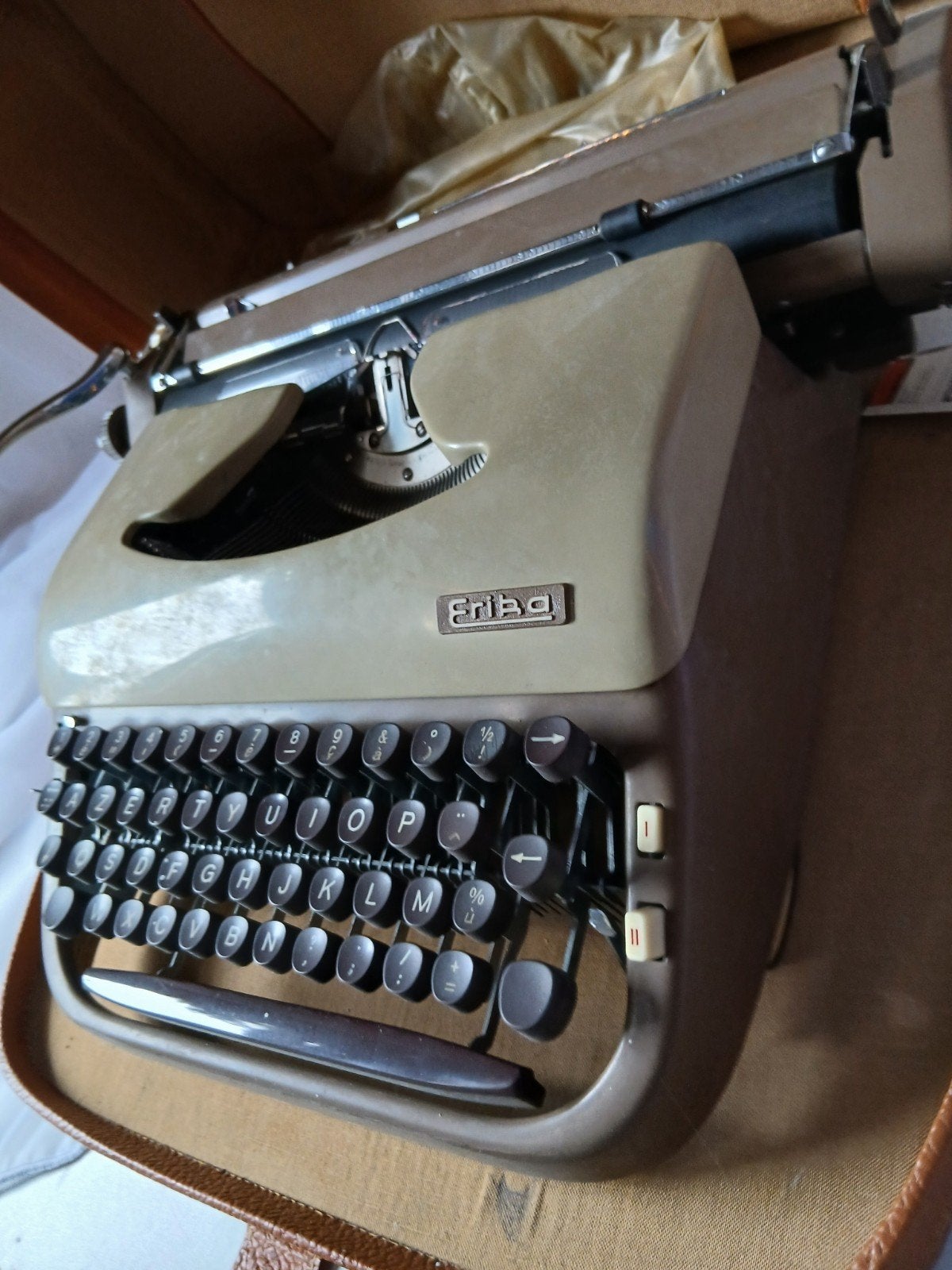 Vintage typemachine Erika beige crème kleur in bruine koffer, Diversen, Ophalen of Verzenden