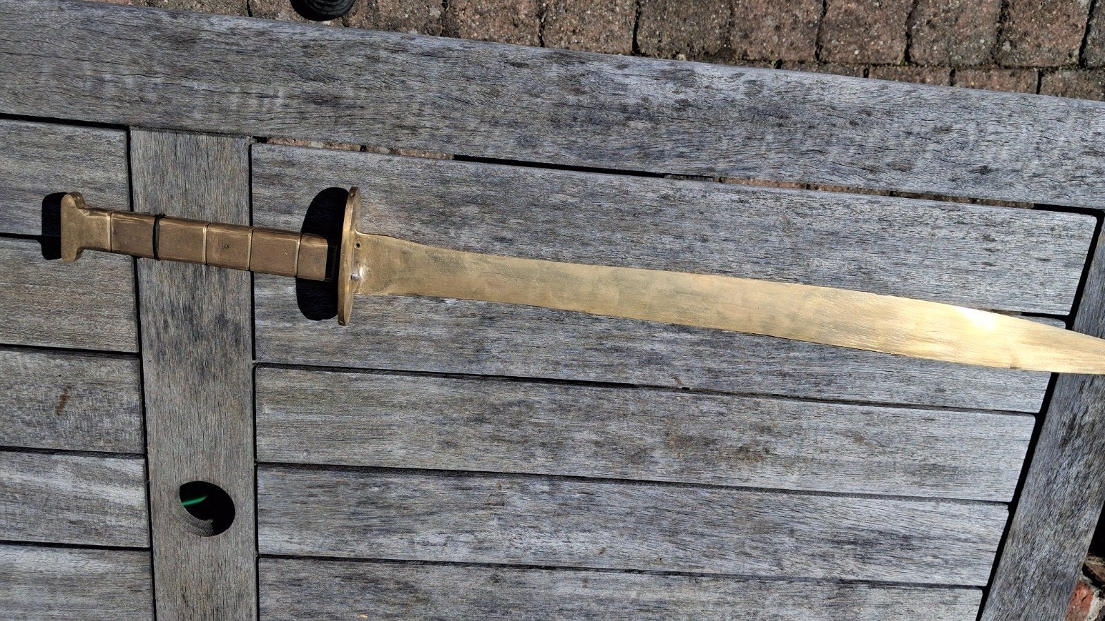 Épée en laiton., Enlèvement