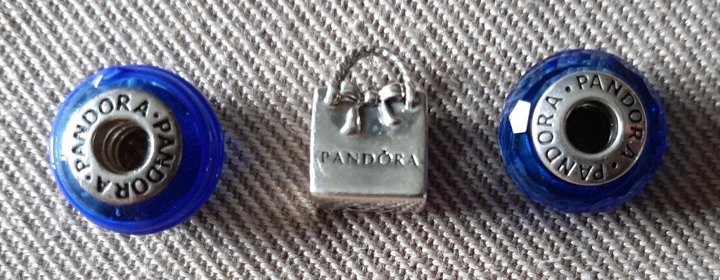 Te koop: Drie leuke blauwe Pandora bedels en handtas., Handtassen en Accessoires, Ophalen, Pandora, Zo goed als nieuw, 2 of 3 bedels