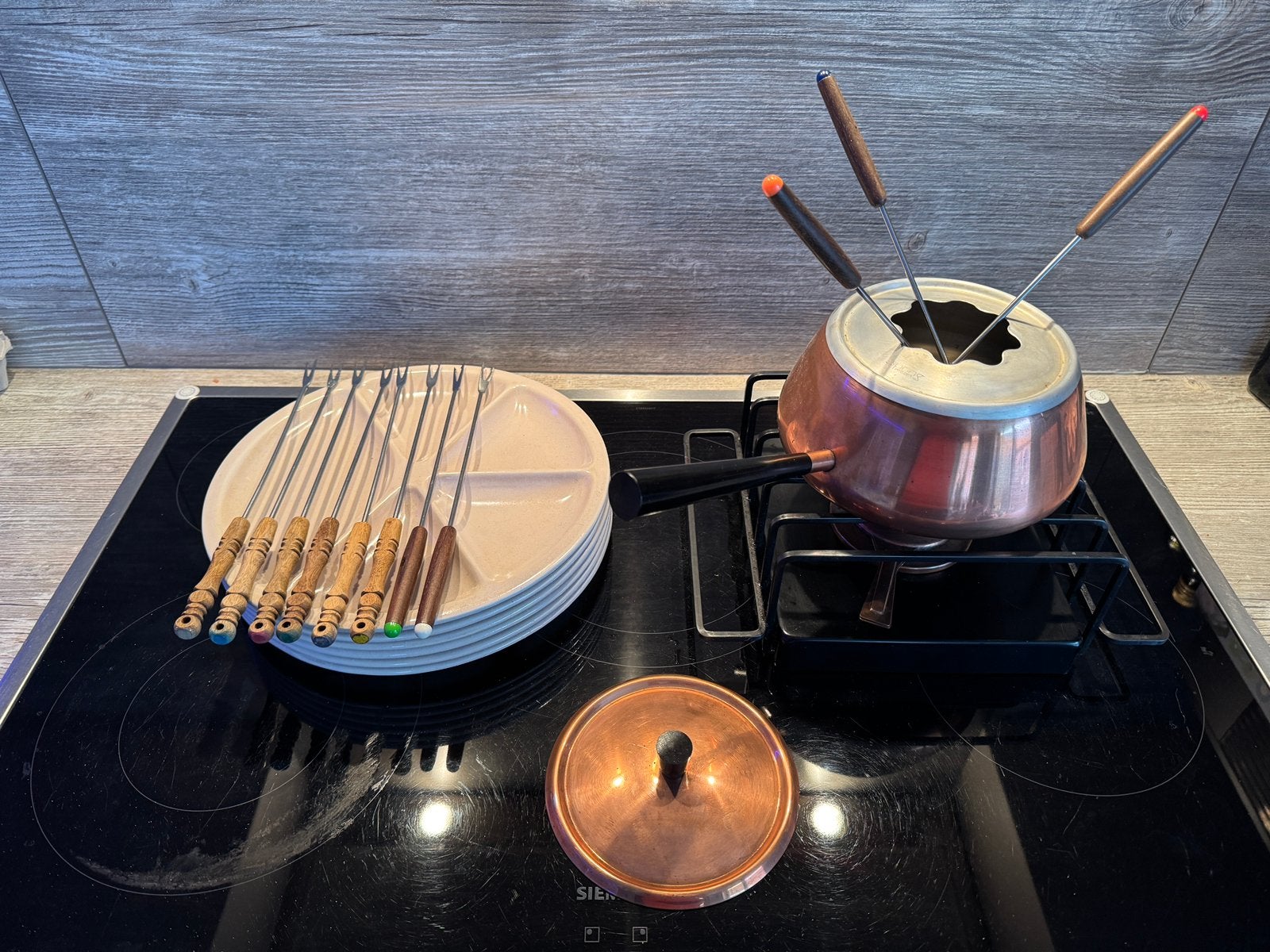 Authentieke fondueset met borden en vorkjes, Electroménager, Enlèvement, Comme neuf, Service à fondue