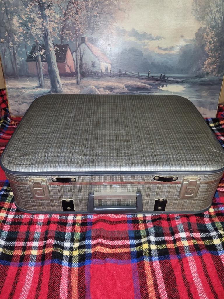 Grijze geruite vintage oude reis koffer
goede staat, Verzenden