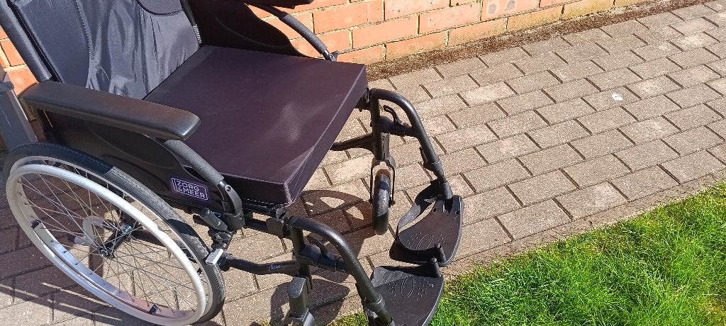 ROLSTOEL EN KUSSEN merk INVACARE, Diversen, Rolstoelen, Ophalen, Inklapbaar, Zo goed als nieuw, Duwrolstoel